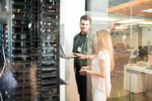 photo de techniciens informatiques échangeant devant des serveurs