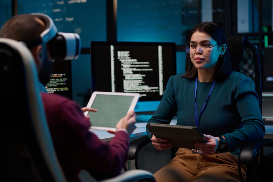 photo collaboration entre développeurs en réalité virtuelle et cybersécurité.