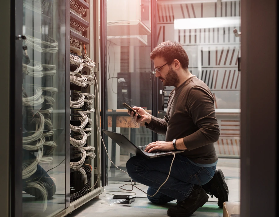 photo d'un technicien informatique travaillant dans une salle serveur.