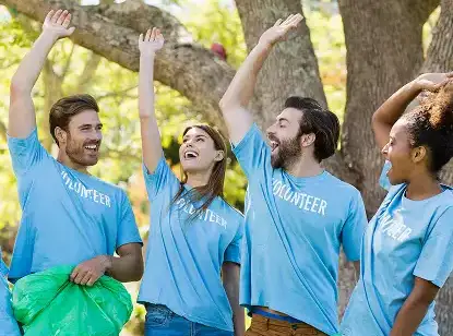 photo de groupe de jeunes bénévoles lors d'une activité en plein air.