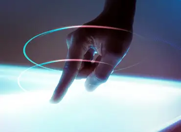 Photo d'un doigt entouré de rayons lumineux