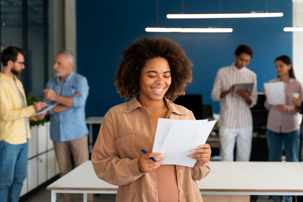 photo d'une femme lisant des documents