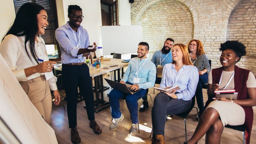 photo de groupe de professionnels échangeant lors d’un atelier collaboratif.