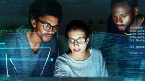 3 personnes sur un ordinateur avec des images IT