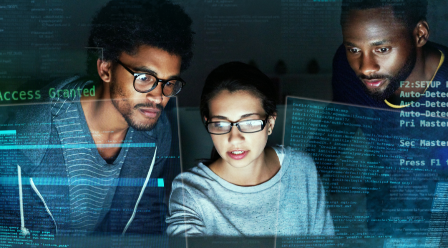 3 personnes sur un ordinateur avec des images IT